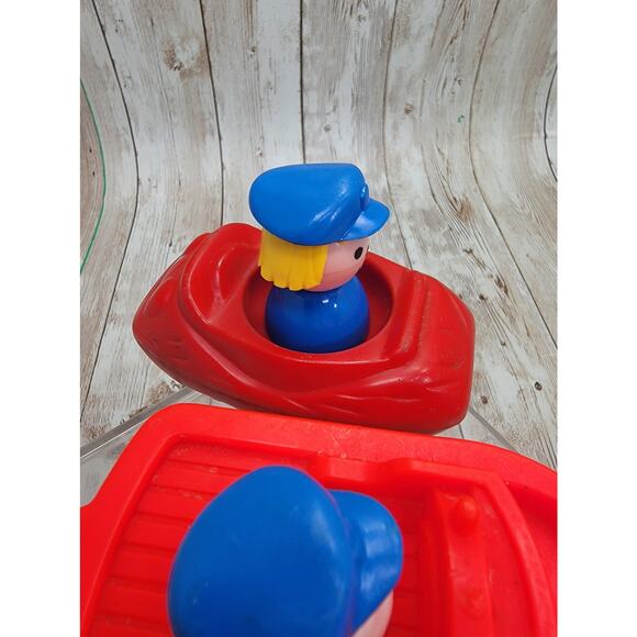 Vintage Fisher Price Little People Caes, Boat & 3 little people Lot - Picture 7 of 8
